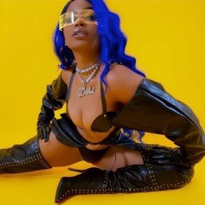 Oversized Black Gloves